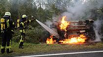 Auf B 62 bei Alsfeld: Auto geht nach Unfall in Flammen auf