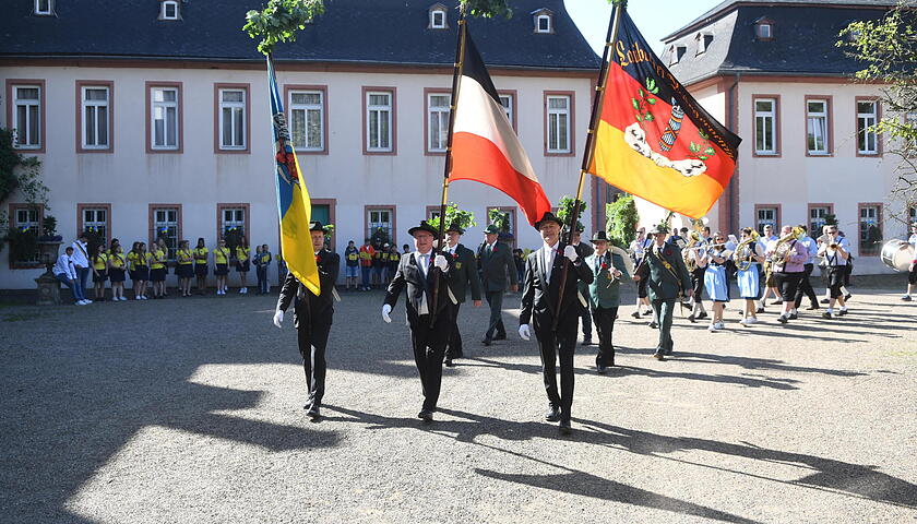 LaubachFahnenträger-Schloßh