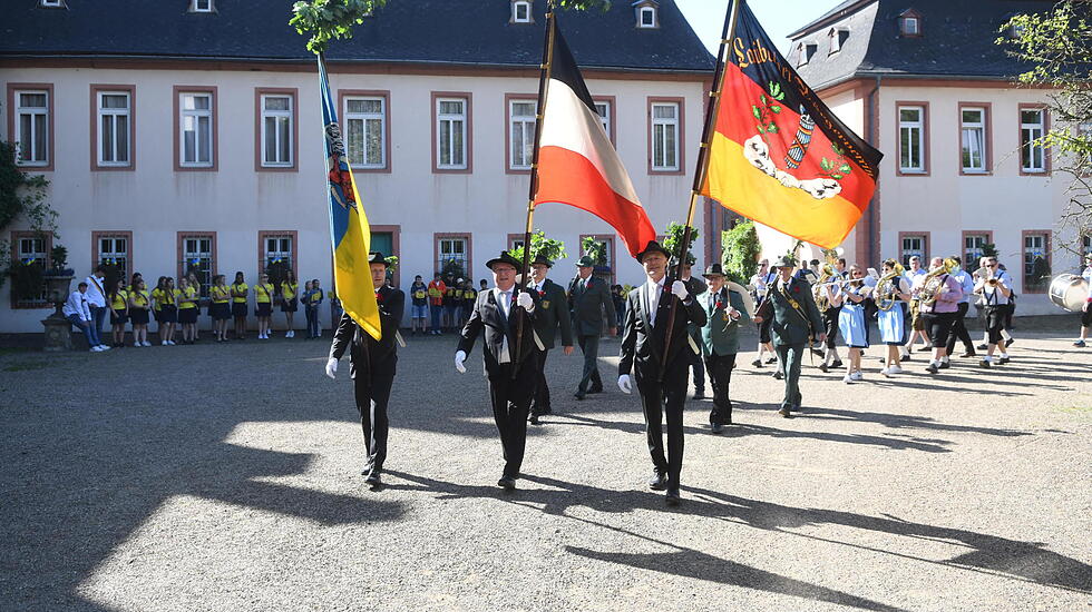 LaubachFahnenträger-Schloßh