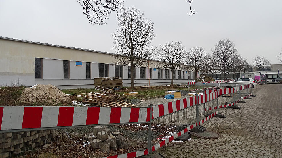 Lollar: Sanierung Haus A der CBES in der Ostendstraße 2. Bauherr: Landkreis Gießen, Baubeginn: August 2016, Fertigstellung: noch offen, Baukosten: 2,3 Millionen Euro