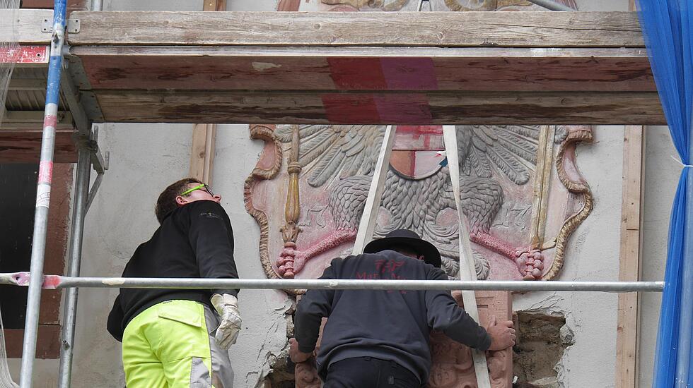 Das Sandsteinwappen wird im Juni 2017 wieder vervollständigt.