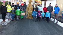 Der Traditionsverein treibt die Traditionsfigur, den Strohbär,  durch die Straßen.