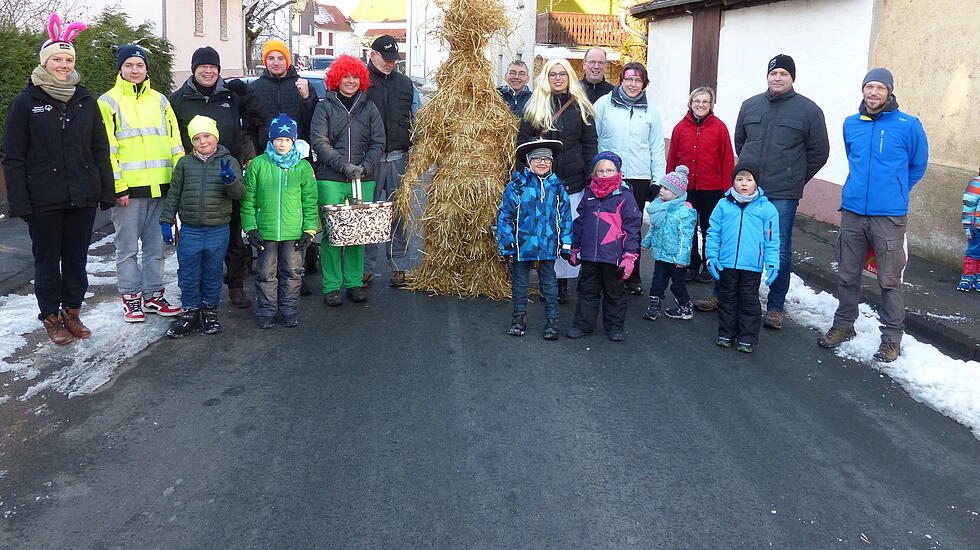 Der Traditionsverein treibt die Traditionsfigur, den Strohbär,  durch die Straßen.