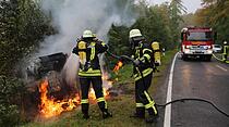 Auf B 62 bei Alsfeld: Auto geht nach Unfall in Flammen auf