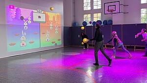 Interaktives Spielfeld in historischer Turnhalle eingerichtet